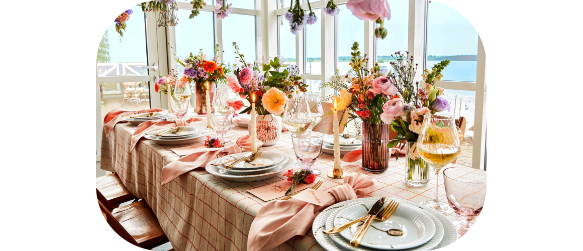 Festligt bord med uds�gte, alkoholfri drikke, sm�retter og f�llesskab i hyggelige omgivelser